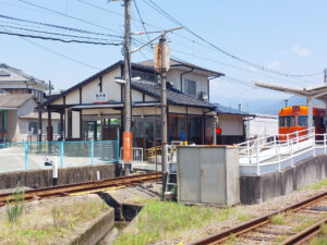 伊予鉄横河原線梅本駅外観