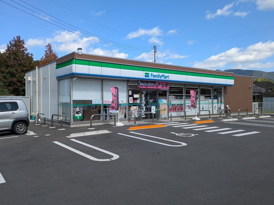 ファミリーマート東温志津川店