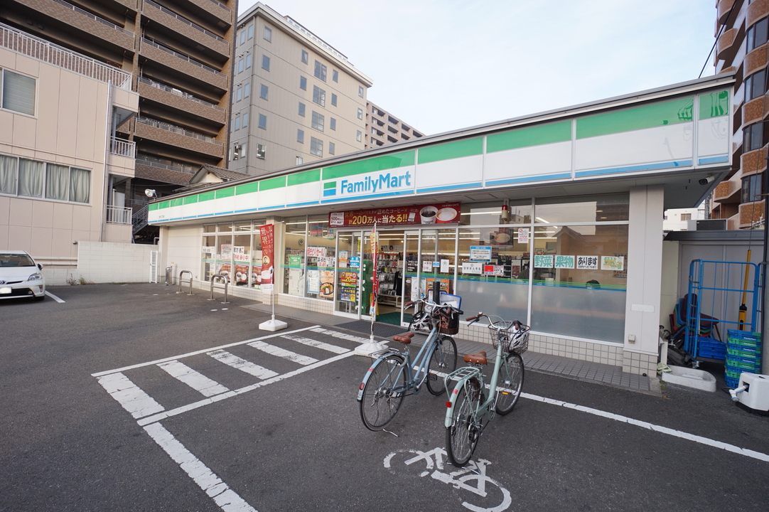 ファミリーマート 本町三丁目店