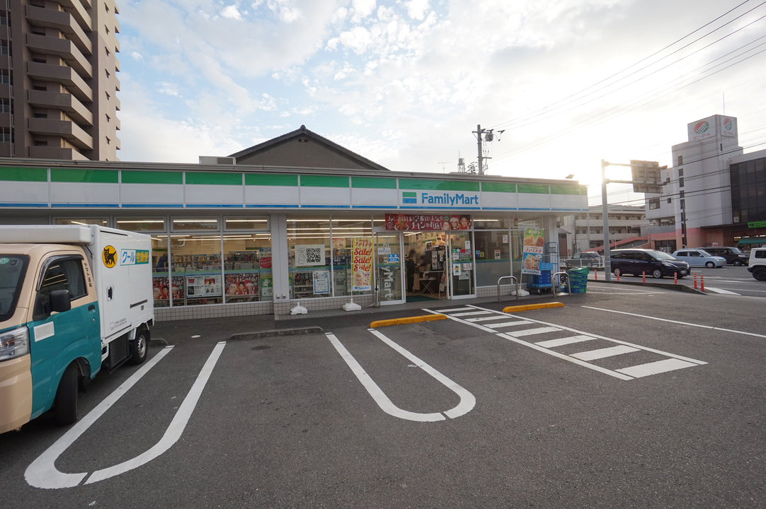 ファミリーマート道後北代店