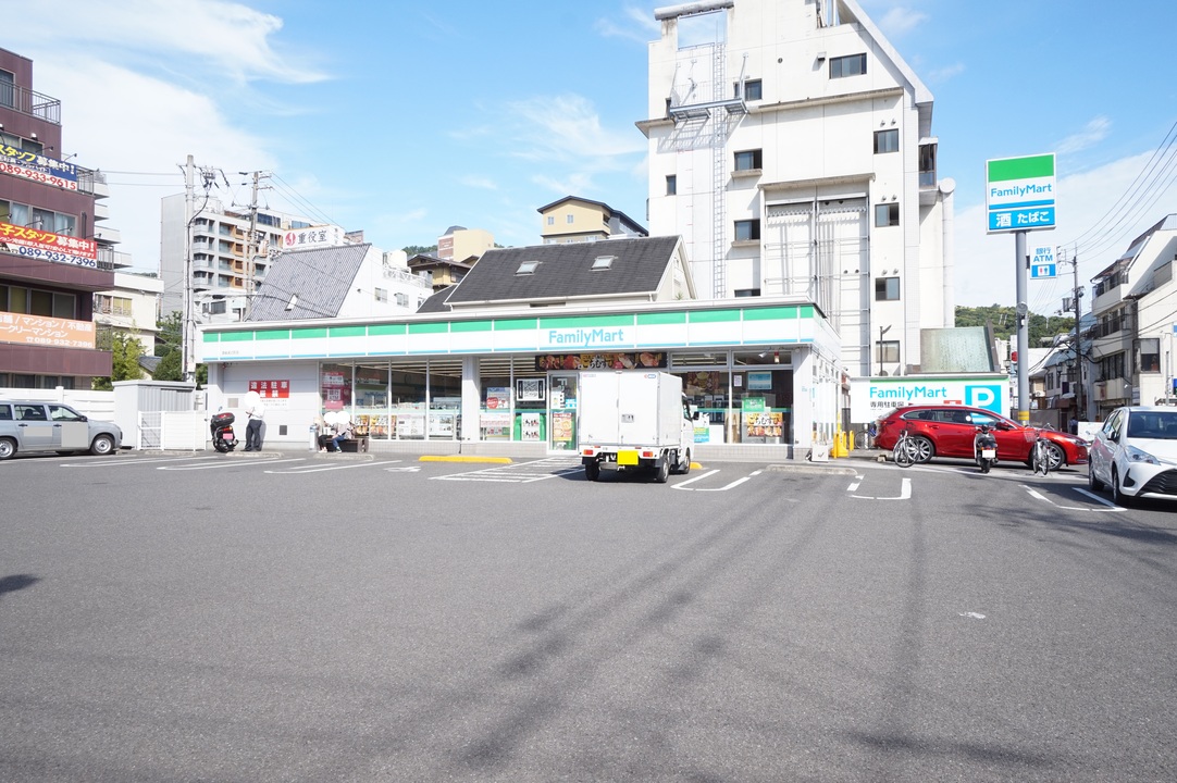 ファミリーマート 道後湯之町店