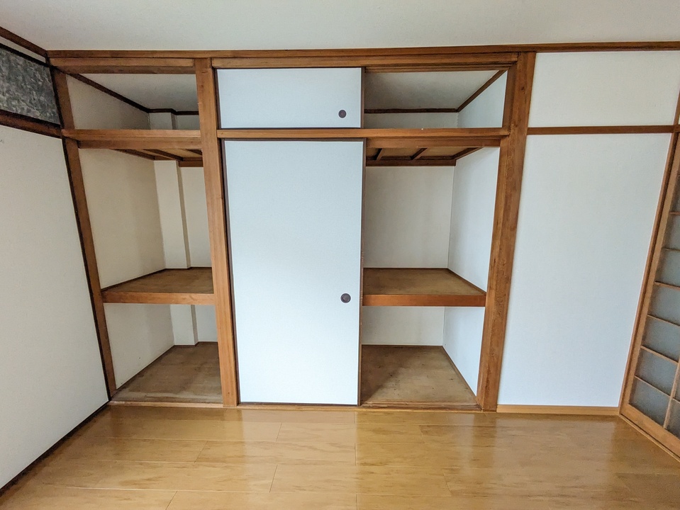 押し入れ（洋室西側）