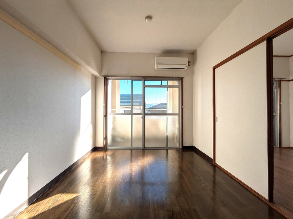 洋室6帖(南東側)