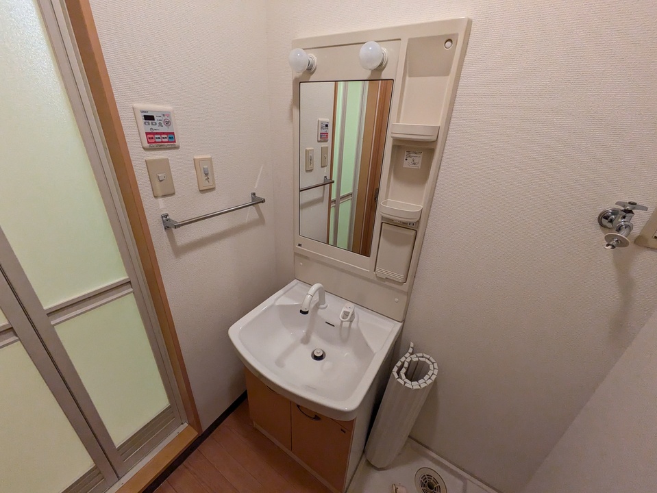 シャワー付洗面化粧台