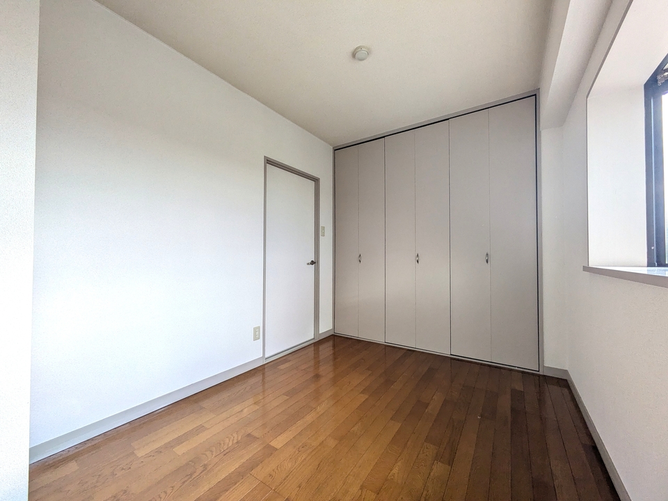 洋室（北西側）