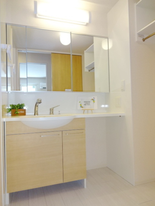 シャワー付洗面化粧台