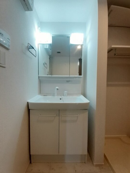 シャワー付洗面化粧台