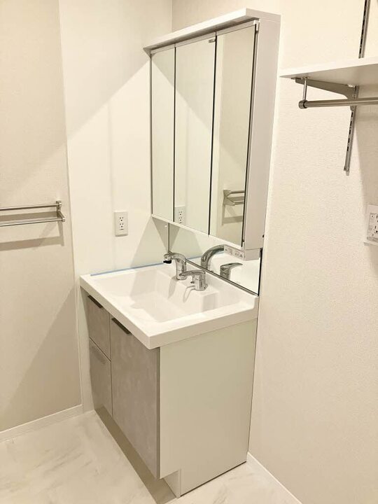 シャワー付洗面化粧台