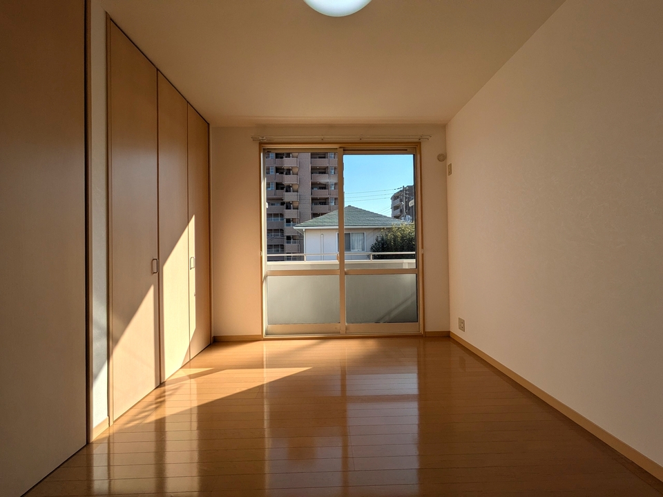 洋室5.8帖南東側